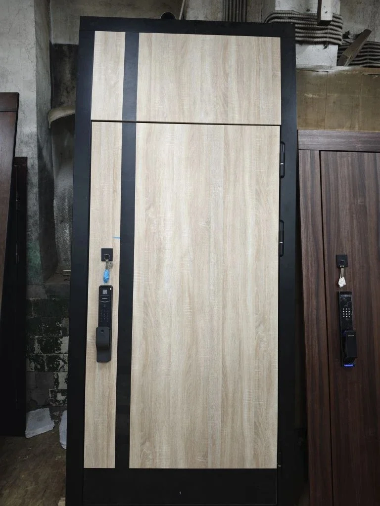 Входная дверь с умным замком philips  и фрамугой